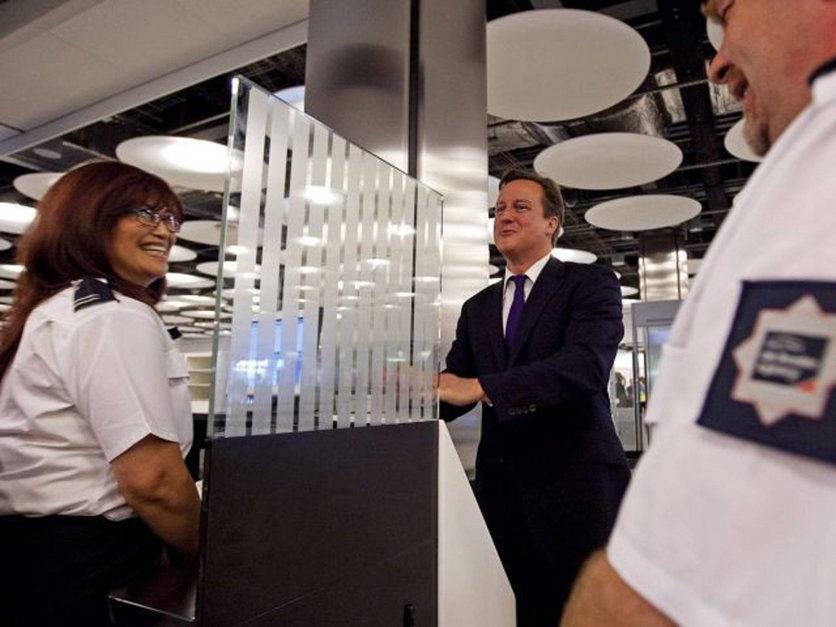 Премиерът Дейвид Камерън с британски гранични служители на летище "Хийтроу"
