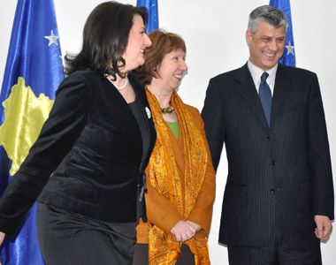 Президентът и премиерът на Косово Aтифете Яхяга и Хашим Тачи с представителката на ЕС Катрин Аштън (посредата)