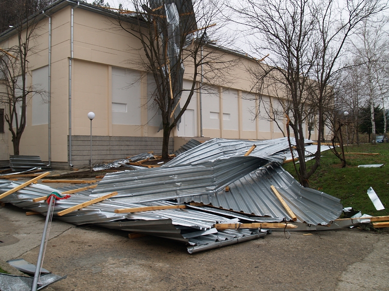 Покривът на сградата на Научно-техническия съюз в Габрово беше отнесен от урагана