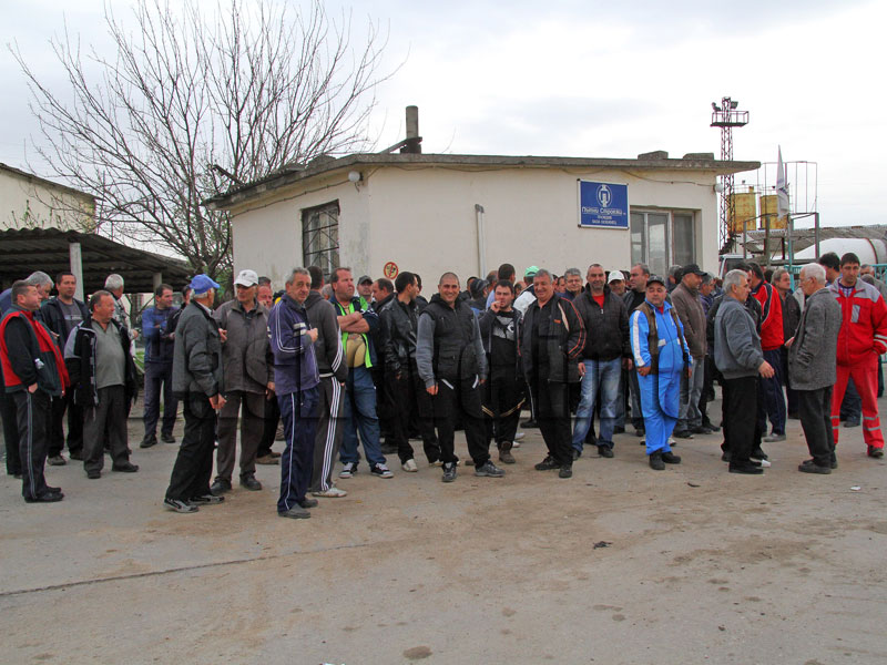 Строители на магистрала "Марица" протестират пред офиса на "Пътни строежи" сн.xaskovo.info