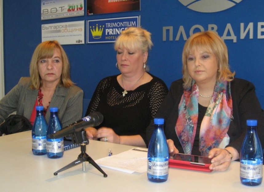 Мария Капон (вдясно) представя листите на партия ЕНП