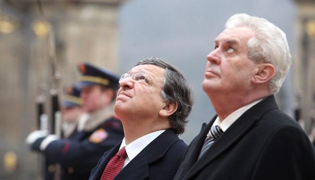 Жозе Мануел Барозу и Милош Земан наблюдават издигането на европейския флаг