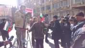 Поредният протест в София, макар и малоброен, се разцепи