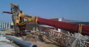 Силният вятър събори 100-тонен кран във Варна