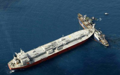 Двама моряци загинаха, осем се издирват след сблъсък между два кораба край Гърция