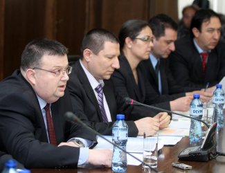 Сотир Цацаров в компанията на заместника си Борислав Сарафов (до него) и зам.-градските прокурори Божидар Джамбазов и Роман Василев (крайните вдясно). Снимка: БГНЕС