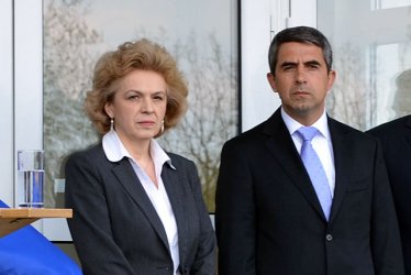 Петя Първанова и Росен Плевнелиев по време на церемонията по връчването на 120-те таблета на пътни полицаи. Снимка: МВР