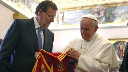 Запаленият по футбола папа получи фланелка на испанския национален отбор