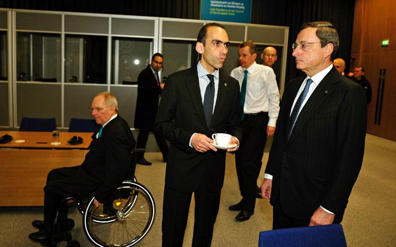 Германският финансов министър Волфганг Шойбле, кипърският му колега Харис Георгиадис и президентът на ЕЦБ Марио Драги (от ляво на дясно)