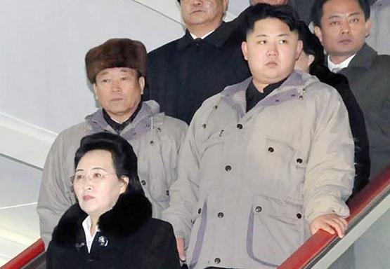 Ким Кьон-хи и нейният съпруг Джан Сон-тхе заедно с младия Ким Чен-ун (вдясно)