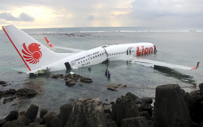 Самолет пропусна пистата на о. Бали и "кацна" в океана, по чудо няма жертви