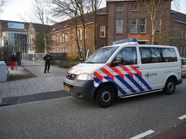Интернет заплаха за масов разстрел затвори 20-ина училища в Холандия