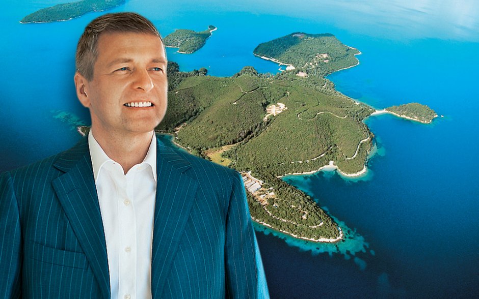 Дмитрий Риболовлев на фона на остров Скорпиос