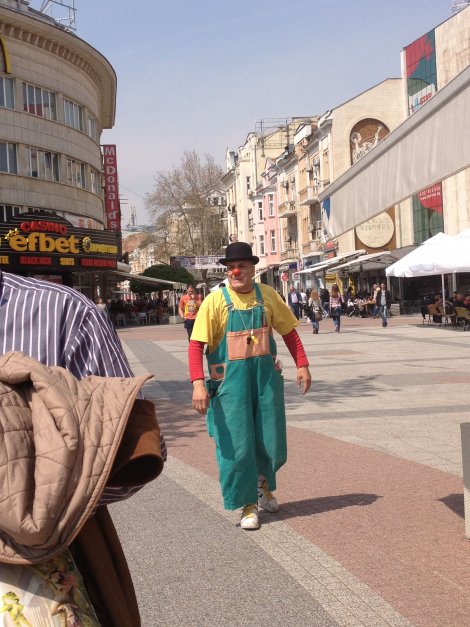 Палатки, снимки, обещания и един клоун на политическия панаир в Пловдив
