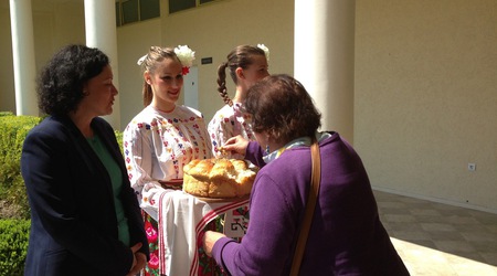 Ивелина Василева (вдясно( посреща с хляб и сол първите туристи в Слънчев бряг