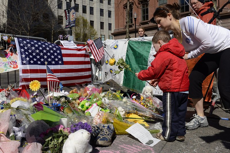 Продължава отдаването на почит на жертвите на взривовете в бостън, сн. ЕПА/БГНЕС