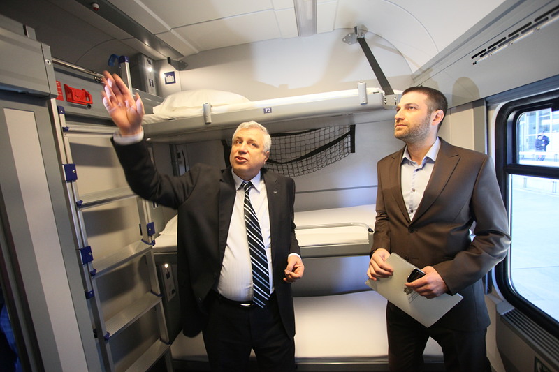 Транспортният министър Кристиан Костов (вдясно) огледа новите спални вагони на БДЖ, сн. БГНЕС