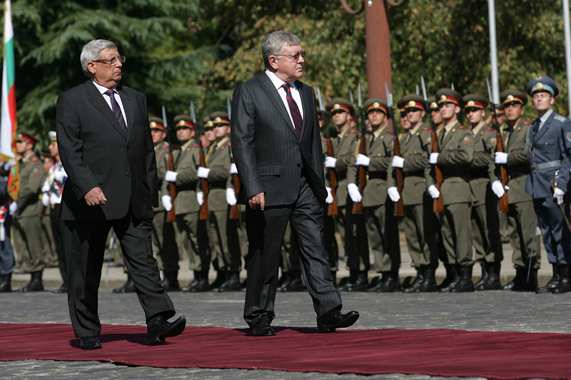 Корнелиу Добрицою заедно с бившия български военен министър Аню Ангелов по време на посещението си в София през 2012 година, сн. БГНЕС