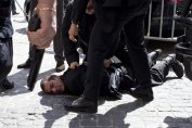 Стрелба с ранени помрачи клетвата на италианския кабинет