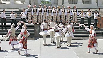 Дипломанти разказват историята на Родопите с танц