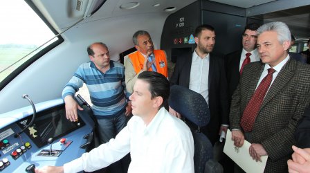 Премиерът Марин Райков и транспортният министър Кристиан Кръстев се возят в локомотива на път за церемонията