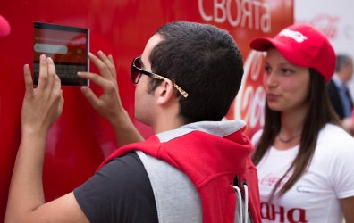 На парти в столичен клуб присъстващите можеха да създадат кен със свой уникален надпис