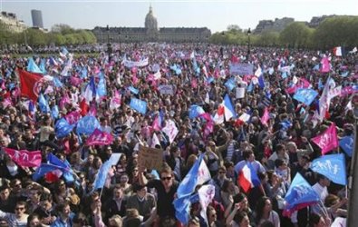 Стотици хиляди протестираха в Париж срещу еднополовите бракове