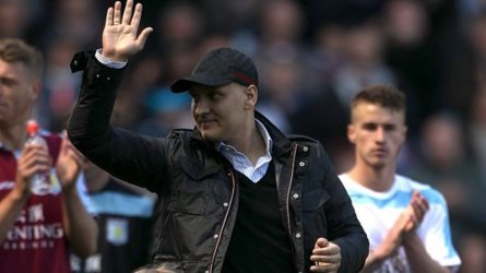 Стилиян Петров изведе на терена играчите на "Астън Вила" миналата събота, сн. БГНЕС