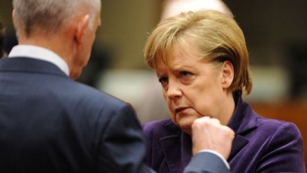 Ангела Меркел разговаря с Георгиос Папандреу по време на срещата в Брюксел през декември 2010 година