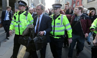 Найджъл Фараж освиркан в Единбург, крие се в кръчма