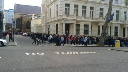 Дълга опашка пред посолството на България в Лондон.