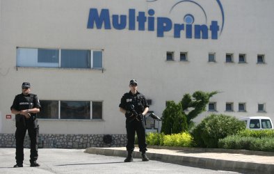 Жандармерията пази в събота печатницата "Мултипринт" в Костинброд. Снимка: БГНЕС