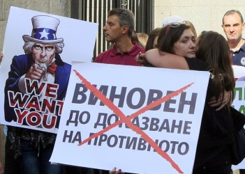 Граждани протестират срещу искането на САЩ за екстрадиране на българка. Сн. БГНЕС