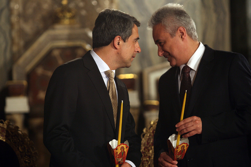 Служебният министър-председател Марин Райков и президентът Росен Плевнелиев на празничната Великденска литургия. Сн. БГНЕС