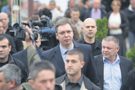 Александър Вучич (по средата) по време на посещението си в Косово