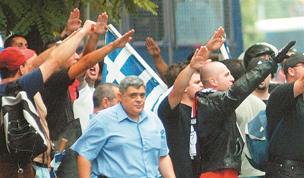 Лидерът (в средата) и привърженици на крайнодясната гръцка партия "Нова зора"