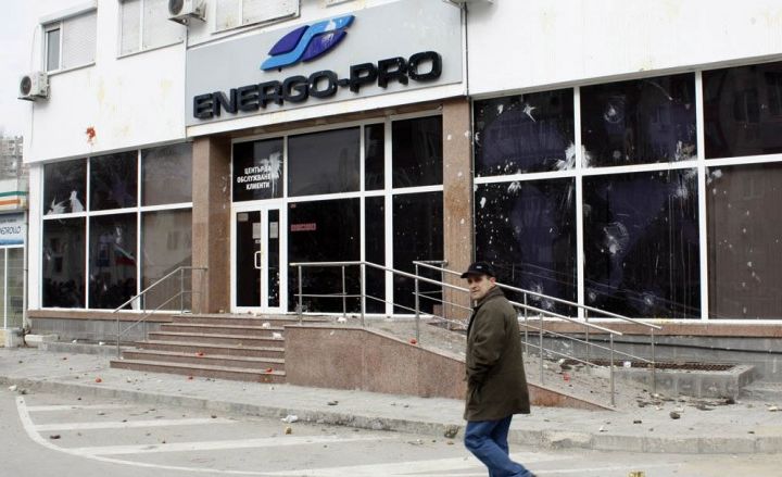 Протестите през февруари срещу високите сметки за ток потрошиха стъклата на офиса на "Енерго-Про" във Варна