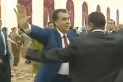 Президентът на Таджикистан Емомали Рахмон се весели на сватбата на сина си. 