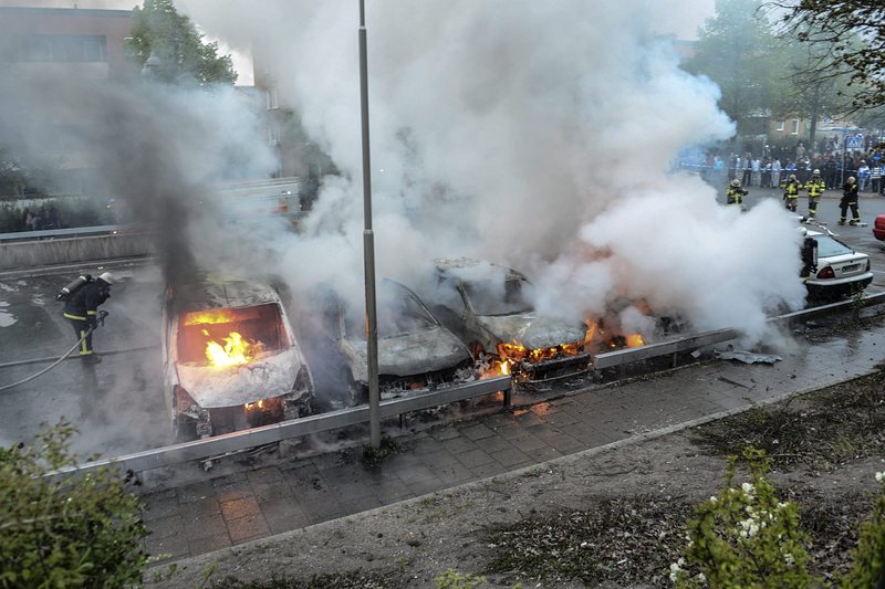 Пожарникари гасят подпалени коли в Стокхолм. Сн. ЕПА/БГНЕС
