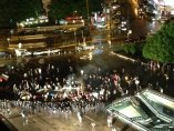 Протестиращи пред НДК атакуваха загражденията на полицията