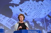 Еврокомисар Нели Крус призова за край на роуминга в ЕС от догодина