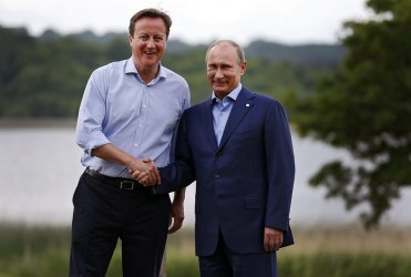 Домакинът на Г-8 Дейвид Камерън посреща президента на Русия Владимир Путин. Сн. ЕПА/БГНЕС
