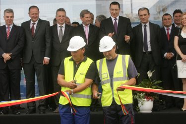 Лентата на съоръжението бе прерязана от българин и румънец, работили на обекта от самото начало, а политическите лица бяха фон, сн. БГНЕС