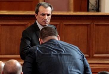 Премиерът Пламен Орешарски и новият председател на ДАНС Делян Пеевски (в гръб). Сн. БГНЕС