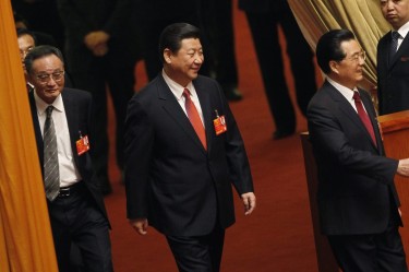 Си Дзин Пин ( по средата)