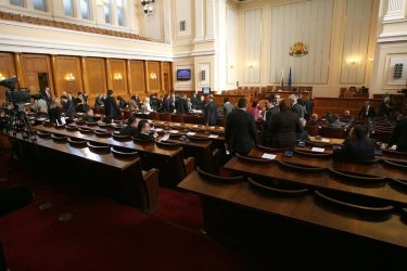 Депутатите замразиха заплатите си за половин година