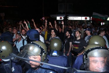 Привърженици на "Атака" предизвикаха размирици в центъра на София, сн. БГНЕС