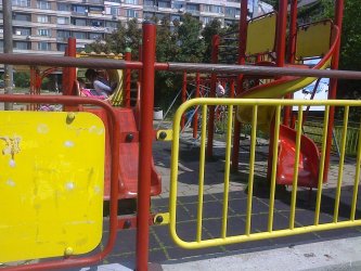 Детската площадка зад хотел "Форум" до "Била Славия" остава