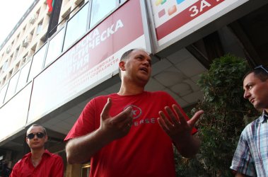 Кадиев поведе червен протест пред "Позитано" срещу Станишев, сн. БГНЕС