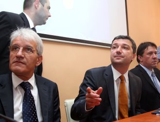 Рамадан Аталай, Драгомир Стойнев и Явор Куюмджиев (вдясно) изслушаха препоръките на обществения съвет по енергетика. Сн. БГНЕС